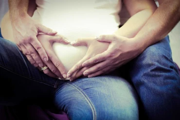 Comment annoncer une naissance avec humour : exemples de textes et idées créatives