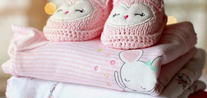 Offrir des vêtements pour la naissance